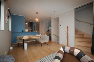 シンプルでセンスが光る！お洒落なリビングは奥様のコーディネート！
なんとハンモックを吊るせるフックも施工済み！アウトドア好きのご主人のこだわりです！！