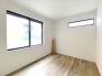 全居室、窓と収納がついているプライベートルーム。外からの光が入ることで日中は照明いらず。窓を開ければ爽やかな風が住まいを通り抜けます。
■小金井市中町2　新築戸建て■