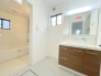 サニタリースペースには窓が備えられております。毎朝の身支度も、陽の光差し込む明るい空間で、快適にお使い頂けそうです。
■昭島市玉川町5　新築一戸建て■