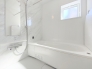 一日の疲れを癒しながら、お子様と一緒にバスタイムも楽しめる清潔感あふれる浴室です。浴室は換気・乾燥・暖房機能付きなので、雨の日のお洗濯や寒い冬でも1年中快適です。
■日野市栄町4　新築一戸建■