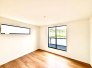 明るく開放感のある洋室。昼間は豊かな陽光が心地よく、夜はゆったりと落ち着いた空間に。
■多摩市貝取　新築一戸建て■