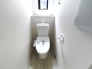いつも綺麗に清潔に！ウォッシュレット付きトイレです。もちろん窓も付いてるので空気の入れ替えも楽にできます。
■日野市日野本町3　新築一戸建■