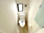 いつも綺麗に清潔に！ウォッシュレット付きトイレです。もちろん窓も付いてるので空気の入れ替えも楽にできます。
■小金井市東町1　新築一戸建■