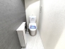 清潔な空間を保ちたいトイレは清潔感のあるオフホワイト。毎日使う場所だからこそお手入れも楽々にできる機能を搭載。汚れが付着しにくい便器はお掃除も楽々です。
■八王子市大和田3　新築一戸建■