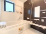 一日の疲れを癒すための心地よいバスタイムを演出する浴室はゆとりあるサイズを採用。浴室乾燥機付き！■八王子市椚田町　新築戸建て■
