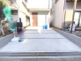 カースペースはコンクリート仕上げ。雨の日も足元は気になりません！
■八王子市散田町1　新築一戸建■