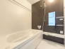 一日の疲れを癒すための心地よい浴室はゆとりあるサイズを採用。浴室乾燥機付き！汚れにくくお手入れしやすい浴室です。
■八王子市緑町　新築一戸建て■