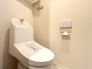 シンプルな機能を搭載したトイレ。家族みんなが使う場所だからこそ清潔にこだわりたいですね。
■小金井市本町1　マンション■