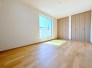 明るめのフローリングですので、壁紙ともマッチし、お部屋を更に広く見せてくれる効果も。■府中市小柳町2　新築一戸建て■