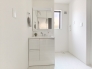 清潔なパウダールームは身だしなみチェックや肌のお手入れに最適です。収納もあり、スッキリと見映えの良い空間に拵えました。時間に余裕とゆとりを持たせます。
■三鷹市上連雀6　新築一戸建て■