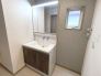 サニタリースペースには窓が備えられております。毎朝の身支度も、陽の光差し込む明るい空間で、快適にお使い頂けそうです。
■調布市深大寺東町4　新築一戸建て■