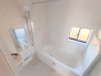 一日の疲れを癒しながら、お子様と一緒にバスタイムも楽しめる清潔感あふれる浴室です。浴室は換気・乾燥・暖房機能付きなので、雨の日のお洗濯や寒い冬でも1年中快適です。
■立川市若葉町2　新築一戸建て■