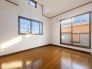 木の温もりが優しいフローリング。北欧風インテリアが似合いそうな快適な空間です。■立川市砂川町8　中古一戸建■