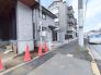 前面道路は16mの幅広な道路です。入出庫の際もらくらくです。
■多摩市豊ヶ丘1丁目　新築戸建て■