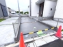 カースペースはコンクリート仕上げ。雨の日も足元は気になりません！■府中市日新町3　新築一戸建■