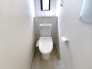 清潔な空間を保ちたいトイレは清潔感のあるオフホワイト。毎日使う場所だからこそお手入れも楽々にできる機能を搭載。汚れが付着しにくい便器はお掃除も楽々です。
■八王子市追分町　新築一戸建て■