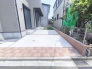 カースペースはコンクリート仕上げ。雨の日も足元は気になりません！■日野市落川　新築戸建て■