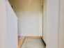 毎日利用する玄関は明るく快適に！採光を考え抜いて造られた玄関は「行き」も「帰り」も優しく家族を送り出し出迎えてくれます。■調布市深大寺元町3　新築一戸建て■