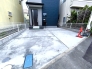 急な来客や、家族車2台でも安心！並列駐車できます。前面道路もゆとりがあり、車の出し入れも楽々！
■国立市富士見台1　新築一戸建て■