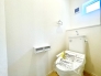 いつも綺麗に清潔に！ウォッシュレット付きトイレです。もちろん窓も付いてるので空気の入れ替えも楽にできます。■府中市本宿町1　新築一戸建■