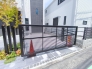 駐車場には跳ね上げ門扉（オーバードア）を完備。扉を上下に開閉させる車庫前門扉です。
■国分寺市西恋ヶ窪4　新築一戸建■