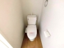 1Fと2Fに設置されたウォシュレット機能付きトイレ。家族が多くても、忙しい朝でも安心して使用できます。■昭島市拝島町4　新築一戸建■