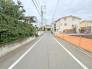 交通量の少ない前面道路ですので、小さなお子様がおられるご家庭でも安心してお住まいいただけます。
