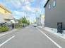 交通量の少ない前面道路ですので、小さなお子様がおられるご家庭でも安心してお住まいいただけます。
