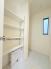 洗面室には棚付きの収納スペースがございますので、リネン庫としてお使いいただけます。
