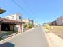 交通量の少ない前面道路ですので、小さなお子様がおられるご家庭でも安心してお住まいいただけます。