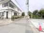 交通量の少ない前面道路ですので、小さなお子様がおられるご家庭でも安心してお住まいいただけます。