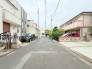 交通量の少ない前面道路ですので、小さなお子様がおられるご家庭でも安心してお住まいいただけます。
