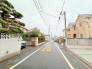 交通量の少ない前面道路ですので、小さなお子様がおられるご家庭でも安心してお住まいいただけます。