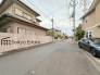 交通量の少ない前面道路ですので、小さなお子様がおられるご家庭でも安心してお住まいいただけます。