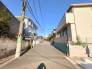 交通量の少ない前面道路ですので、小さなお子様がおられるご家庭でも安心してお住まいいただけます。

