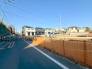 交通量の少ない前面道路ですので、小さなお子様がおられるご家庭でも安心してお住まいいただけます。

