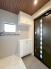 玄関には収納力に優れたシューズボックスがございますので、ご家族みんなの靴が十分入ります！小窓があって明るく換気ができるのも嬉しいですね。
