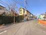 交通量の少ない前面道路ですので、小さなお子様がおられるご家庭でも安心してお住まいいただけます。

