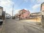 交通量の少ない前面道路ですので、小さなお子様がおられるご家庭でも安心してお住まいいただけます。
