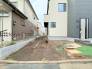 カースペースはコンクリート仕上げの為、雨の日でも足元が気になりません！自転車やバイクを置くスペースもございます！（2号棟）
