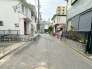 前面道路は車の通り抜けができないので静かで安心な住環境です！周囲にはスーパーをはじめとした買い物施設も揃っています。住みやすさと利便性を兼ね備えた環境です。