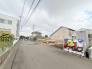 交通量の少ない前面道路ですので、小さなお子様がおられるご家庭でも安心してお住まいいただけます。