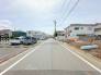 交通量の少ない前面道路ですので、小さなお子様がおられるご家庭でも安心してお住まいいただけます。