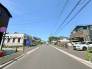 前面道路、幅員がございますので、駐車もスムーズに行えます！駐車が少し苦手なママさんでも安心ですね♪
