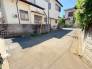 交通量の少ない前面道路ですので、小さなお子様がおられるご家庭でも安心してお住まいいただけます。