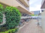 駐輪場やバイク置場もございます。駐輪場は月額100円、バイク置場は月額1000円となっております。空き状況は当社で確認いたしますので、お気軽にお問い合わせください。
