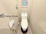 換気にも配慮した窓付きのトイレスペースとなっています。こちらは嬉しいウォシュレット機能付きです。