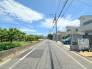お車の出し入れがスムーズに出来る前面道路になります。ストレスを感じる事なく出来ますので駐車苦手な方もご安心いただけます。
