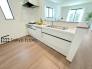 リビングにいる家族とコミュニケーションをとりながら作業が出来る人気のカウンターキッチン。お子様がリビングにいても目が届くので安心です。

