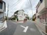 交通量の少ない前面道路ですので、小さなお子様がおられるご家庭でも安心してお住まいいただけます。
